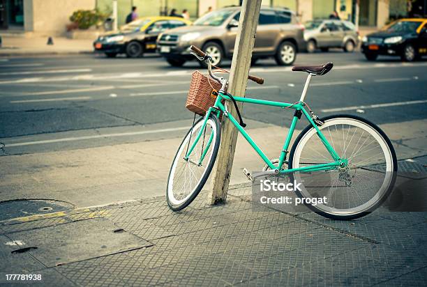 Urban Bicicleta Foto de stock y más banco de imágenes de Acera - Acera, Aire libre, Andar en bicicleta