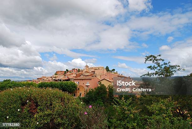 Foto de Roussillon Village França e mais fotos de stock de Aldeia - Aldeia, Amarelo, Arquitetura