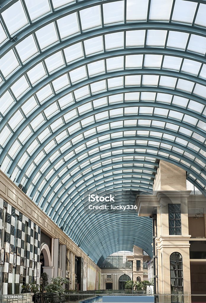 Teto arqueado de vidro mall restaurantes - Foto de stock de Shopping center royalty-free
