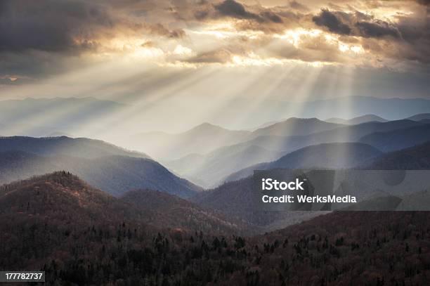 Montañas Apalaches Crepuscular Light Rays En Blue Ridge Parkway De Piñones Foto de stock y más banco de imágenes de Asheville