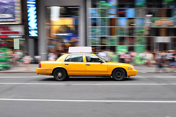 panning colpo di new york city taxi - yellow taxi foto e immagini stock