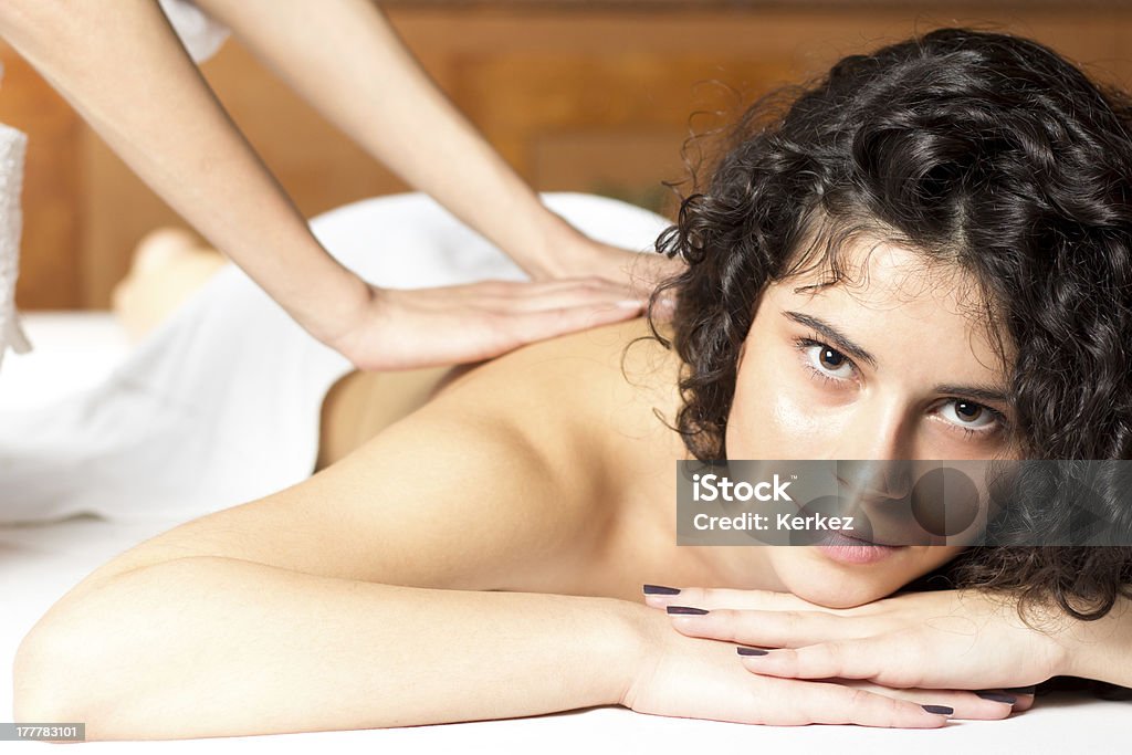 Прекрасный Молодая женщина, расслабиться во время массажа тела - Стоковые фото Благополучие роялти-фри