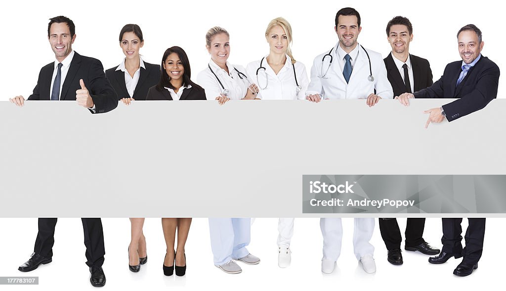 Médecins et responsables présentant la bannière vide - Photo de Employé de l'administration libre de droits