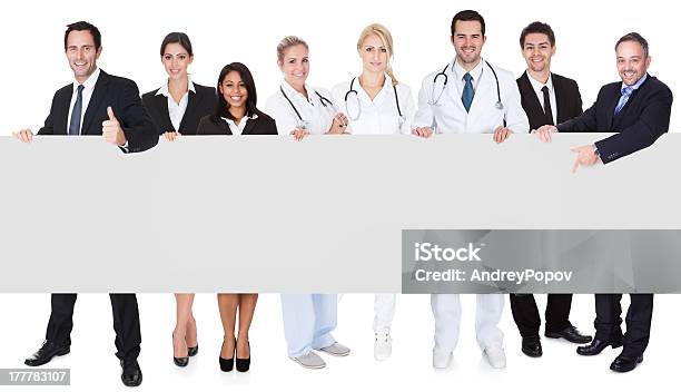 Foto de Médicos E Gerentes Apresentando Faixa Vazia e mais fotos de stock de Administrador - Administrador, Hospital, Doutor