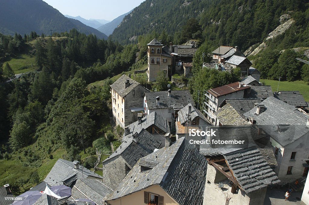 Le village rural de ses équipements technologiques sur Vallée Maggia - Photo de Alpes européennes libre de droits