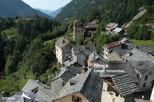 Photo libre de droit de Le Village Rural De Ses Équipements Technologiques Sur Vallée Maggia banque d'images et plus d'images libres de droit de Alpes européennes