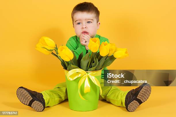 Ragazzo Con Bouquet Di Tulipani Gialli - Fotografie stock e altre immagini di 18-23 mesi - 18-23 mesi, Allegro, Amore