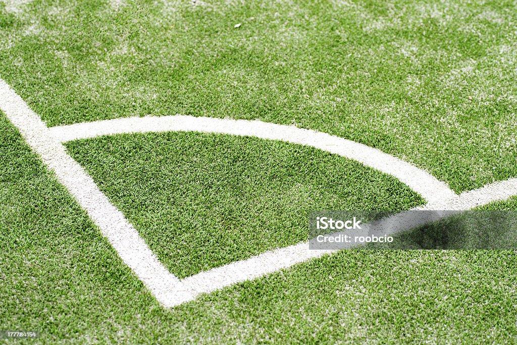 Terrain de football Vert herbe sur le coin - Photo de Balle ou ballon libre de droits