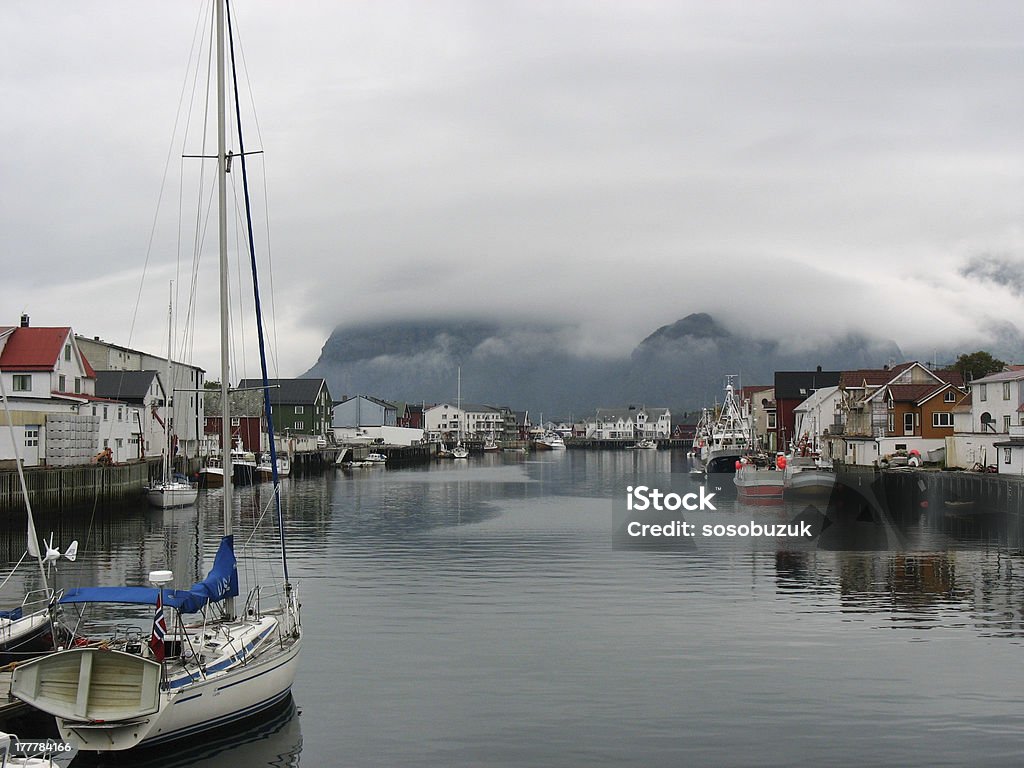 Henningsvaer harbour w Wyspy Lofoten - Zbiór zdjęć royalty-free (Archipelag)