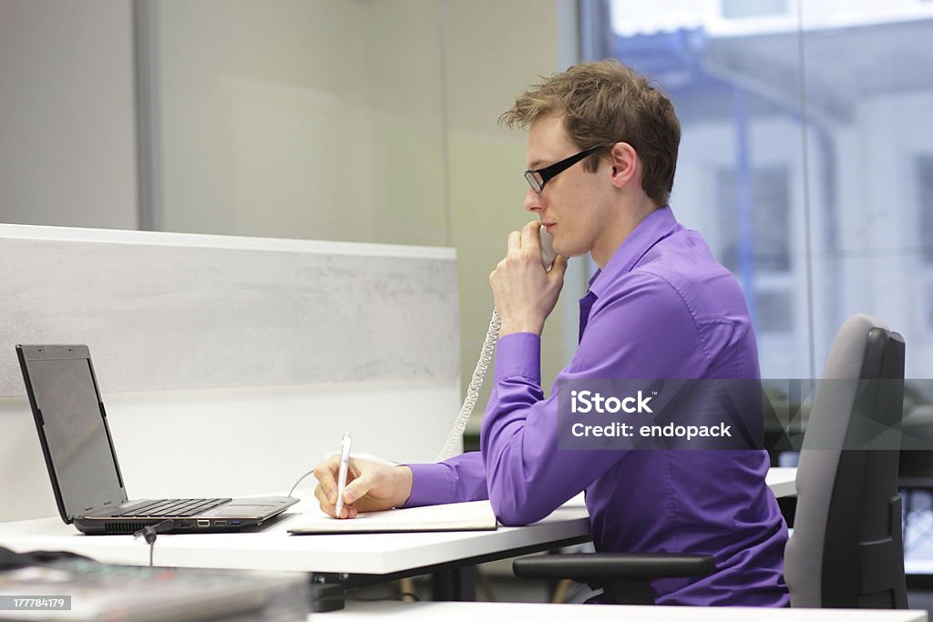 Correcta posición sentada-hombre trabajando en la oficina - Foto de stock de Ordenador libre de derechos