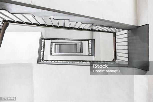 Photo libre de droit de Zigzag Escalier banque d'images et plus d'images libres de droit de Abstrait - Abstrait, Architecture, Blanc