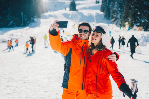 selfie를 복용 하는 겨울 휴가 커플 - romance skiing ski resort couple 뉴스 사진 이미지
