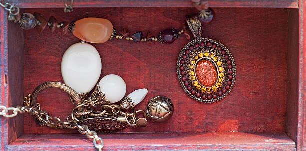necklaces en una caja - necklate fotografías e imágenes de stock