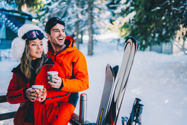 para na wakacjach narciarskich - skiing people men women zdjęcia i obrazy z banku zdjęć