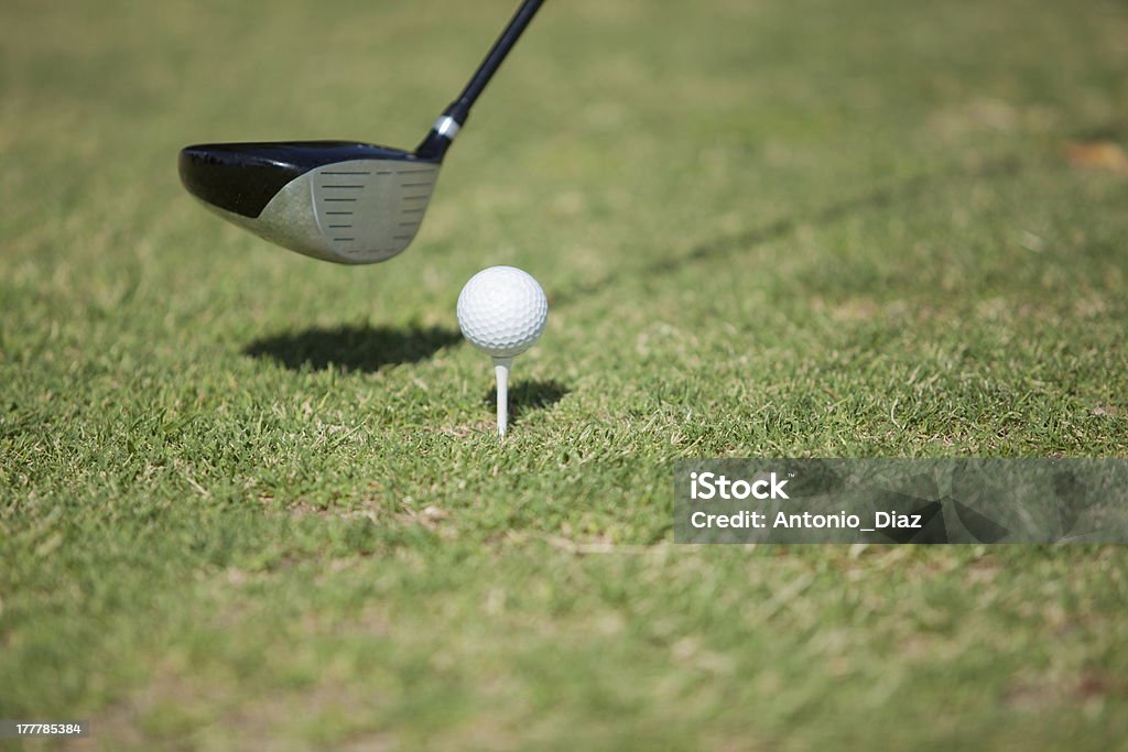 Bola de golfe e tee off antes - Foto de stock de Atividade Recreativa royalty-free