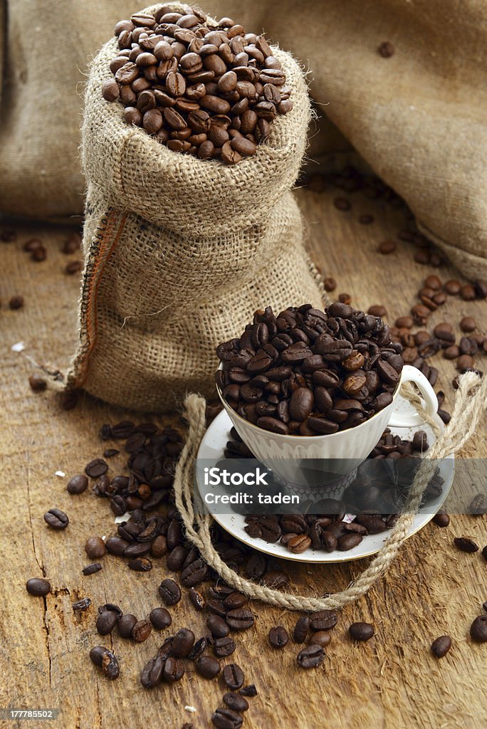 Taza de granos de café y - Foto de stock de Arpillera libre de derechos