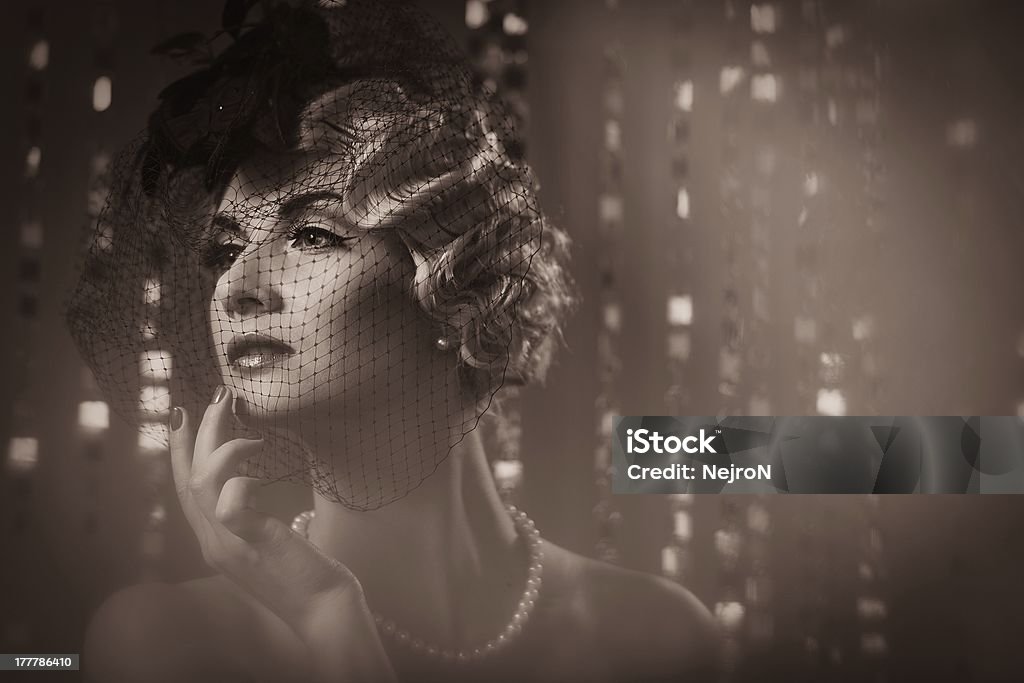 Tonowany obraz elegancka blond kobieta retro - Zbiór zdjęć royalty-free (Automatyczny filtr postprodukcyjny)