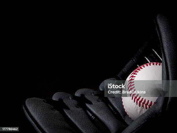 Baseball In Handschuh Stockfoto und mehr Bilder von Aktivitäten und Sport - Aktivitäten und Sport, Ausrüstung und Geräte, Baseball