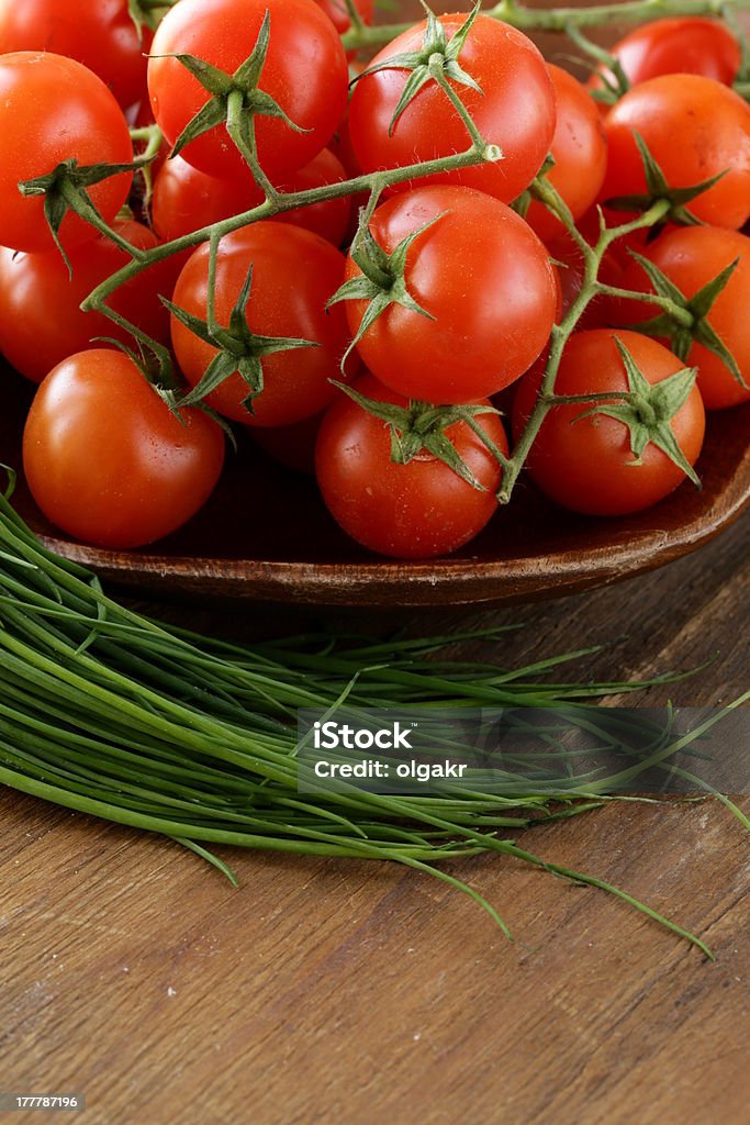 Świeże pomidory winogronowe na drewnianym Płyta - Zbiór zdjęć royalty-free (Bez ludzi)