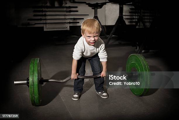 Poco Dura Guy Foto de stock y más banco de imágenes de Niño - Niño, Centro de bienestar, Gimnasio