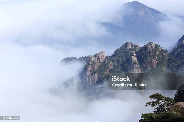 Foto de Paisagem De Montanhas e mais fotos de stock de Azul - Azul, Bosque - Floresta, Branco