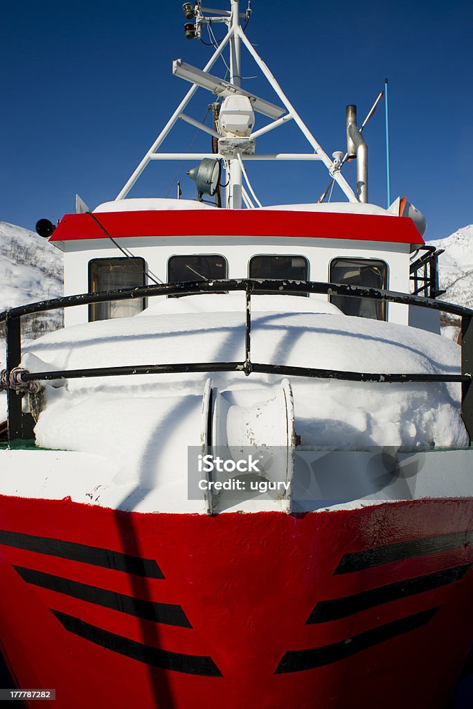 Norwegian Bateau de pêche recouverte de neige - Photo de Bateau de pêche libre de droits