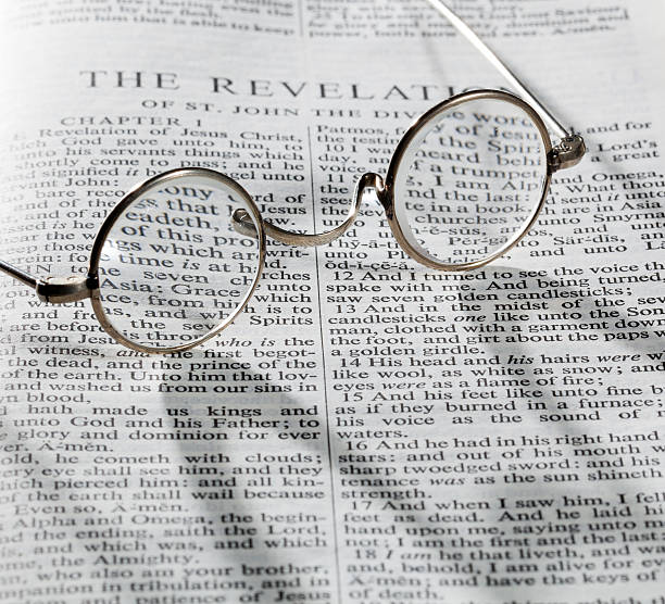 старые очки для чтения на странице библия - magnification bible magnifying glass book стоковые фото и изображения