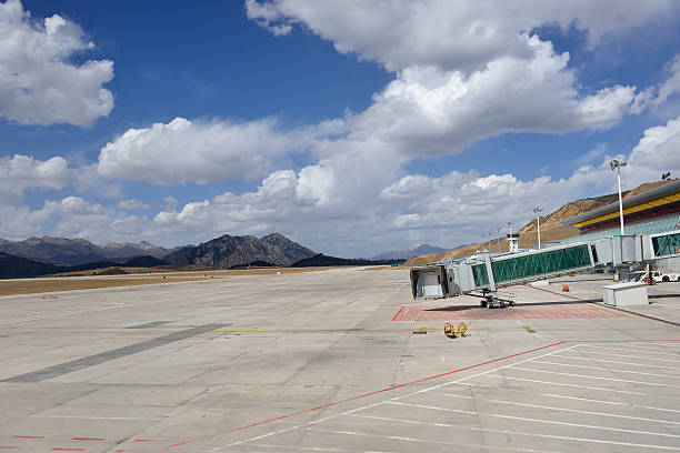 空港ゲートウェイ - china landscape airport jiuzhaigou ストックフォトと画像
