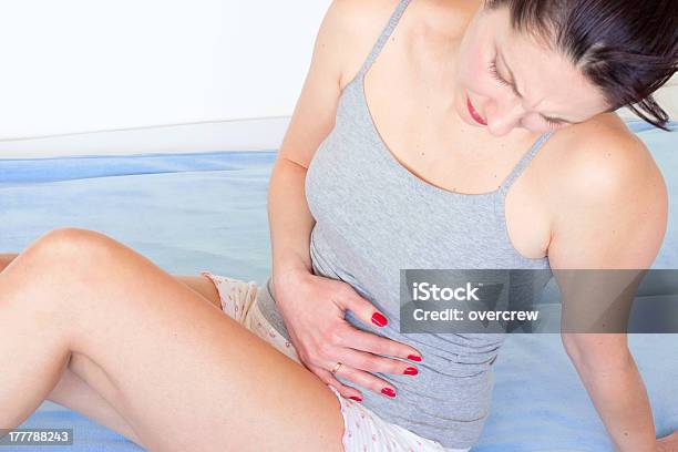 Menstruación Foto de stock y más banco de imágenes de Abdomen - Abdomen, Abdomen humano, Adulto