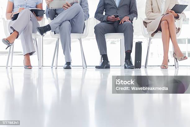 Gruppe Von Unternehmen Menschen Warten Stockfoto und mehr Bilder von Überkreuzte Beine - Überkreuzte Beine, Sitzen, Geschäftsleben