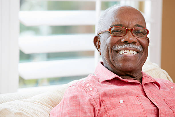 retrato de hombre senior feliz en casa - senior adult african descent men black fotografías e imágenes de stock