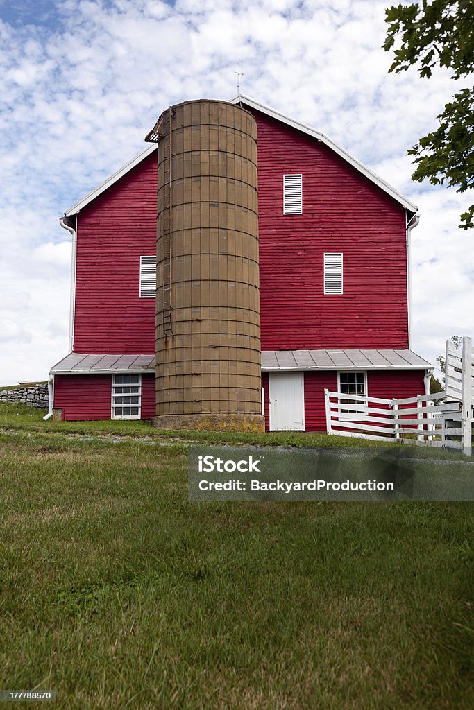 Nos tradicional vermelho pintado na fazenda celeiro - Foto de stock de Agricultura royalty-free