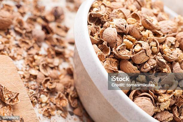 Tirar A Casca Nozes Na Cozinha - Fotografias de stock e mais imagens de Casca de Noz - Casca de Noz, Castanho, Comida