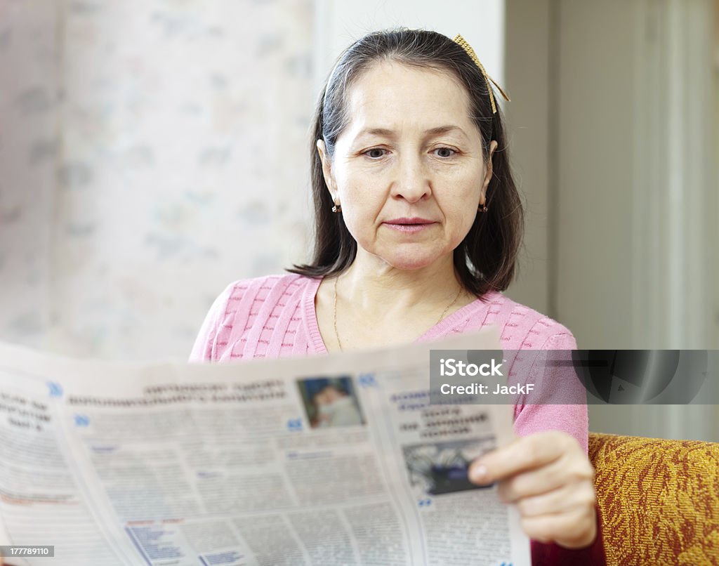 Jornal de leitura de mulher séria - Royalty-free 40-49 Anos Foto de stock