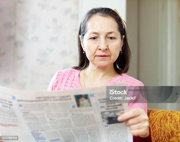 Jornal De Leitura De Mulher Séria - Fotografias de stock e mais imagens de 40-49 Anos - 40-49 Anos, 50 Anos, Adulto