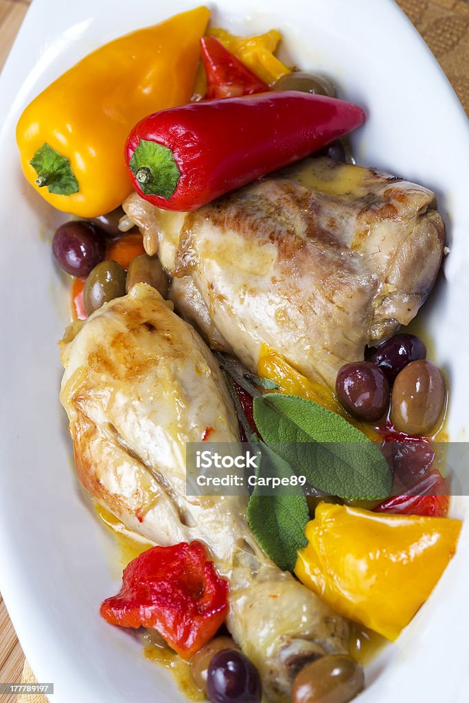 Carne blanca con aceitunas y pimientos - Foto de stock de Aceite de oliva libre de derechos