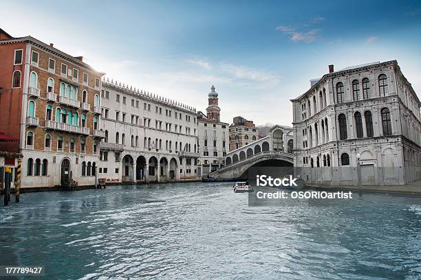 Belle Canali Di Venezia Litalia - Fotografie stock e altre immagini di Ambientazione esterna - Ambientazione esterna, Architettura, Blu