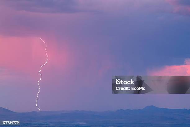 Trovoada Relâmpago E - Fotografias de stock e mais imagens de Ao Ar Livre - Ao Ar Livre, Chuva, Colorido