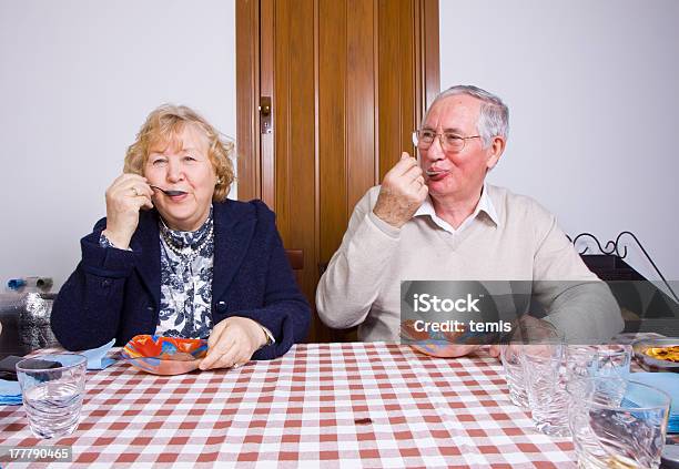 커플입니다 테이블 가정 생활에 대한 스톡 사진 및 기타 이미지 - 가정 생활, 기혼, 남자