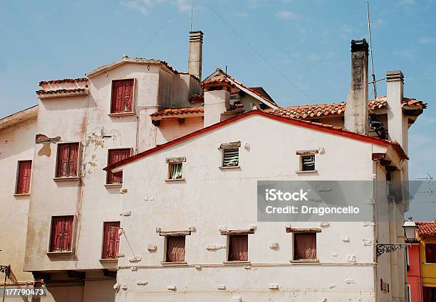 Edificios En Caorle Blanco Foto de stock y más banco de imágenes de Arquitectura - Arquitectura, Arquitectura exterior, Azul