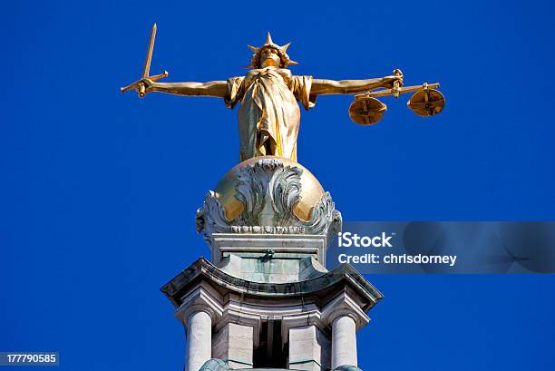 Senhora Justiça Estátua Ontop De Old Bailey Londres - Fotografias de stock e mais imagens de Reino Unido