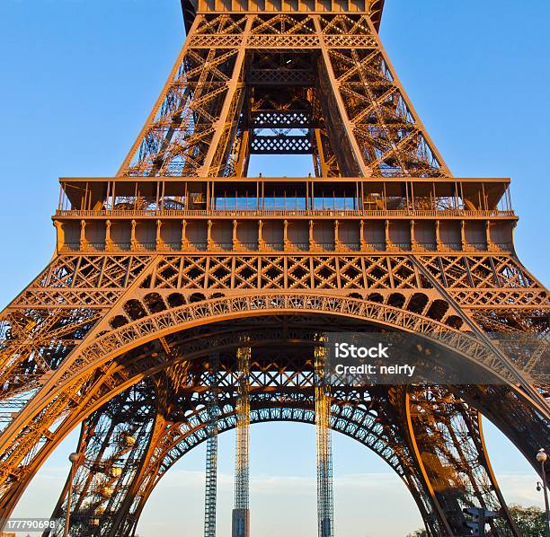 Filary Wieżę Eiffla Paryż Francja - zdjęcia stockowe i więcej obrazów Wieża Eiffla - Wieża Eiffla, Zbliżenie, Architektura