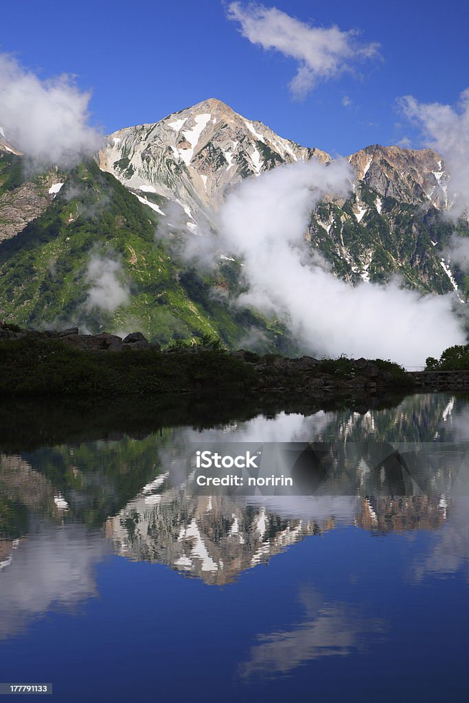 Mountain réflexion dans un étang - Photo de Alpes japonaises libre de droits