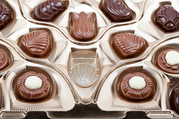 caixa de chocolates - single object absence craft chocolate candy imagens e fotografias de stock