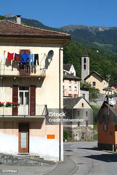 田舎の村に Prugiasco Blenio ヴァレイ - カールス教会のストックフォトや画像を多数ご用意 - カールス教会, スイス, ティチーノ州