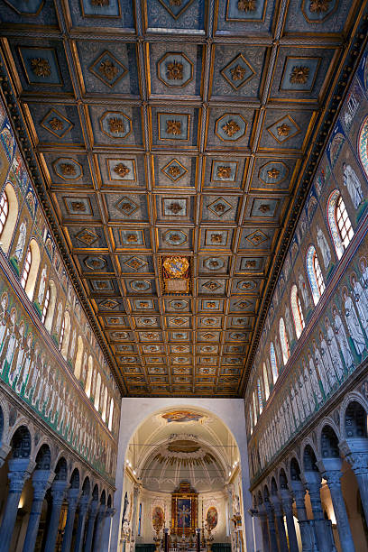 plafond en bois de nef sant'apollinare nuovo à ravenne - cathedral gothic style indoors church photos et images de collection