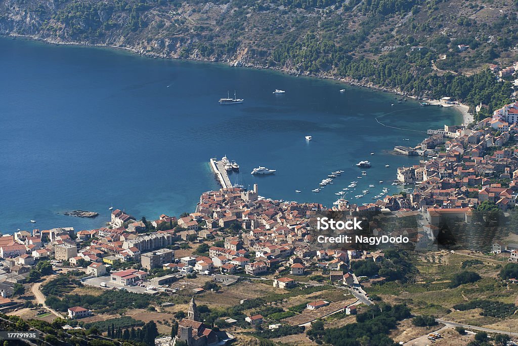 Vista aérea para o komiza cidade da Croácia - Foto de stock de Arquitetura royalty-free