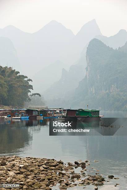 ボートハウス沿いにあり桂林漓江は中国 - いかだのストックフォトや画像を多数ご用意 - いかだ, アジア大陸, カルスト地帯