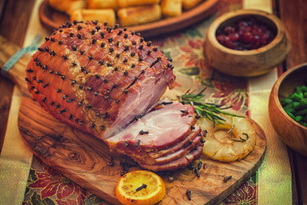 szkliwiona szynka wakacyjna z goździkami serwowana na kolację - ham baked roast pork holiday zdjęcia i obrazy z banku zdjęć