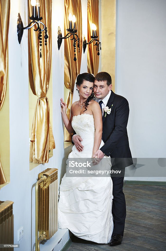 Elegante novia y el novio en interior de lujo - Foto de stock de Adulto libre de derechos